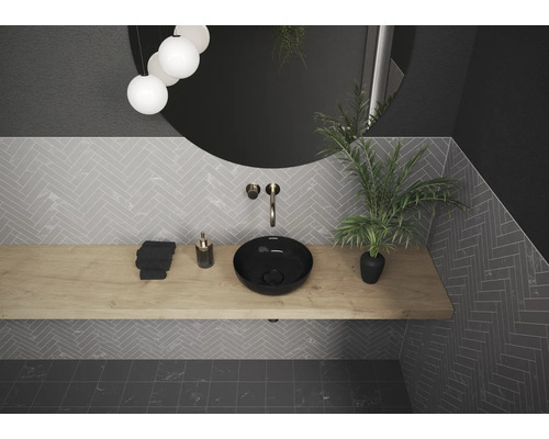 Modernes Badezimmer mit Waschbecken, Spiegel und Holzablage