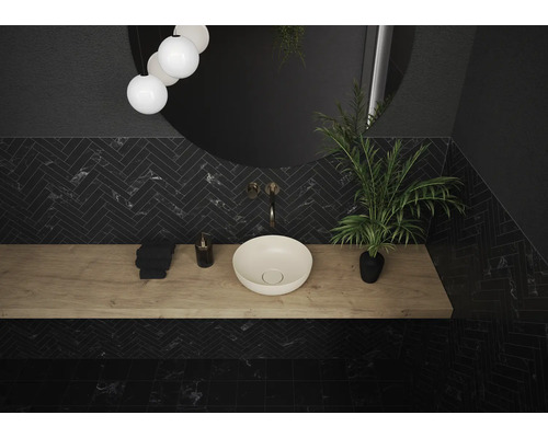 Salle de bains moderne avec sol en marbre noir, plan de toilette avec vasque à poser et miroir