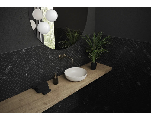 Modernes Badezimmer mit schwarzem Fischgrätmuster, Waschbecken, Spiegel und Holzboden