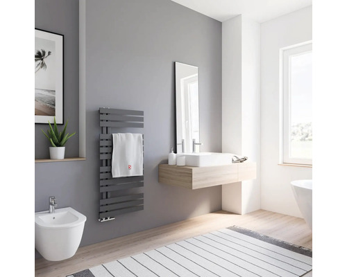 Helles Badezimmer mit Handtuchwärmer, Waschtisch, Spiegel und Bidet