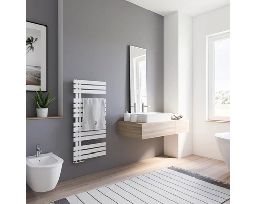 Salle de bains avec sèche-serviettes, lavabo et bidet