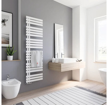 Salle de bain moderne avec sèche-serviettes, bidet et lavabo