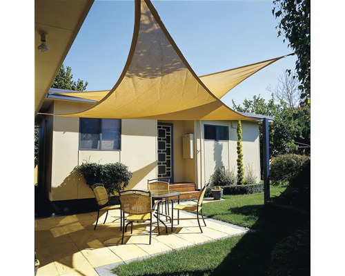 Terrasse mit dreieckigem Sonnensegel, Tisch und Stühlen