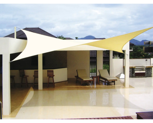 Terrasse mit Sonnensegel und Liegestühlen für den Außenbereich