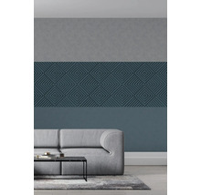 Wohnzimmer mit einer Wandpaneele mit geometrischem Muster über einem Sofa