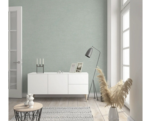 Heller Wohnraum mit mintfarbener Tapete, Sideboard und Stehlampe