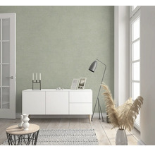 Salon avec papier peint mural décoratif, buffet blanc et lampadaire.