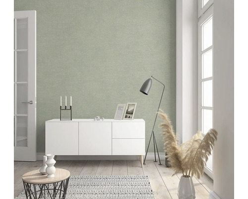 Wohnzimmer mit dekorativer Wandtapete, weissem Sideboard und Stehlampe.