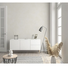 Salon avec commode, lampadaire, décoration et tapis