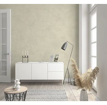 Salon moderne avec commode, lampadaire et papier peint textile