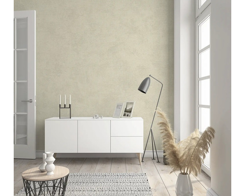 Salon moderne avec commode, lampadaire et papier peint textile