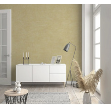 Salon avec un papier peint texturé, un buffet, un lampadaire et des éléments décoratifs.