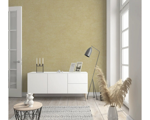 Salon avec un papier peint texturé, un buffet, un lampadaire et des éléments décoratifs.