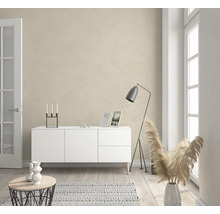 Wohnzimmer mit weissem Sideboard, Stehlampe und Dekoration