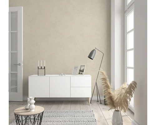 Wohnzimmer mit weissem Sideboard, Stehlampe und Dekoration