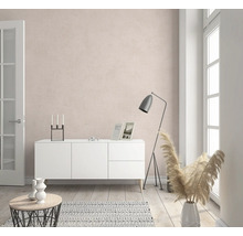 Salon avec commode, lampadaire et éléments décoratifs pour un aménagement élégant
