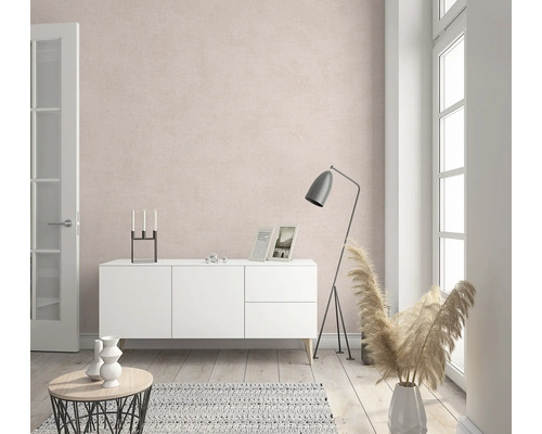 Wohnzimmer mit Kommode, Stehlampe und dekorativen Elementen für eine stilvolle Einrichtung