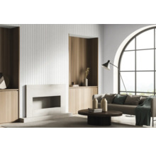 Espace de vie lumineux avec cheminée, canapé, table et grande fenêtre