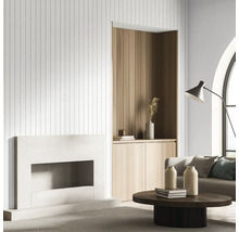 Espace de vie lumineux avec cheminée, éléments en bois et table basse ronde.