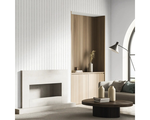 Espace de vie lumineux avec cheminée, éléments en bois et table basse ronde.