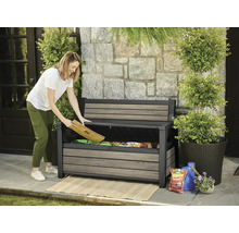 Femme ouvrant un banc de jardin avec espace de rangement pour outils et accessoires de jardinage.