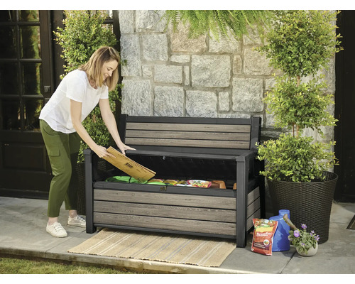 Femme ouvrant un banc de jardin avec espace de rangement pour outils et accessoires de jardinage.