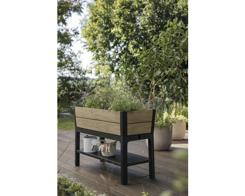 Jardinière sur pieds en bois et métal avec espace de rangement dans le jardin