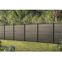 Clôture de jardin en éléments de bois avec poteaux métalliques en extérieur