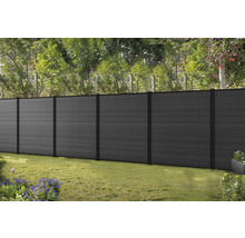 Vue de jardin avec clôture en éléments WPC