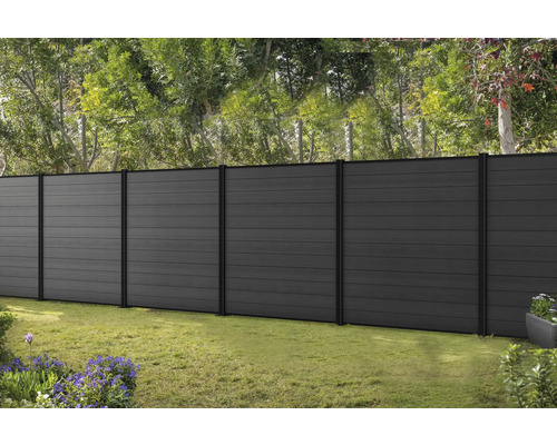 Vue de jardin avec clôture en éléments WPC