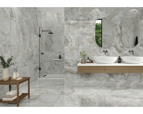 Salle de bains lumineuse avec douche, meuble-lavabo avec deux lavabos et carrelage aspect marbre