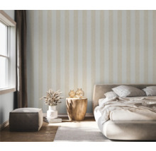 Chambre avec papier peint rayé, lit, table d''appoint en bois et fenêtre avec rideau