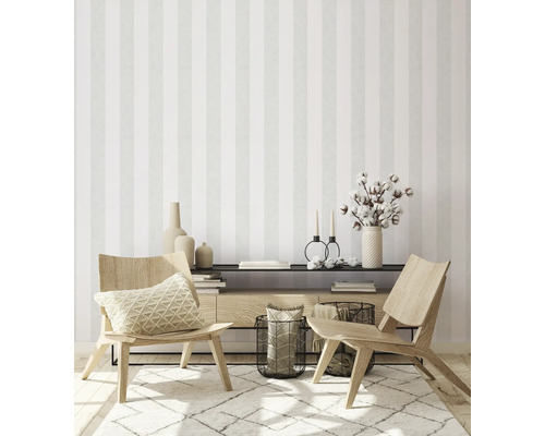 Wohnzimmer mit gestreifter Tapete, Holzstühlen und dekorativen Accessoires