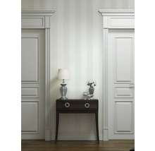 Elegante Inneneinrichtung mit zwei Türen, Konsole, Tischlampe und Dekoration