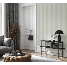 Intérieur élégant avec papier peint rayé, canapé, porte et décoration