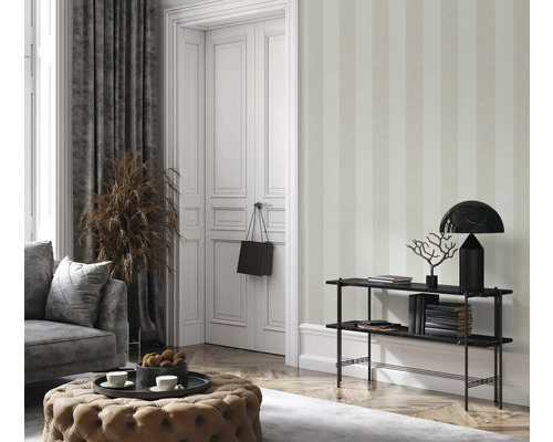 Elegantes Interieur mit gestreifter Tapete, Sofa, Tür und Dekoration