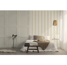 Chambre avec papier peint rayé, lit et tabouret en bois
