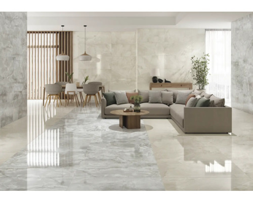 Heller Wohnraum mit Fliesenboden, Sofa, Esstisch und Stühlen.