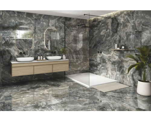 Modernes Badezimmer mit Waschtisch, Spiegeln und Dusche