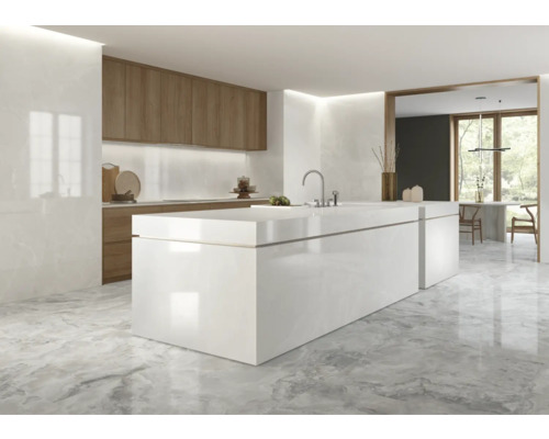 Helle Küche mit Kücheninsel, Küchenschränken und Marmorboden