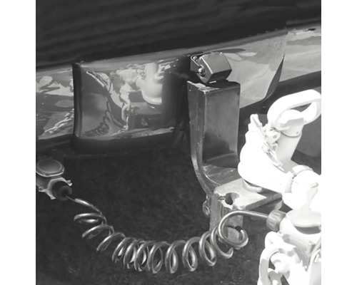 Attelage de remorque avec câble spiralé sur le véhicule