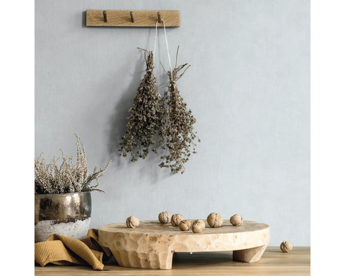 Scène décorative avec tabouret en bois, herbes et noix.