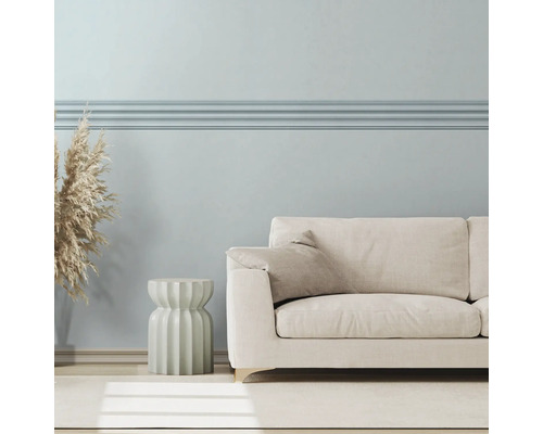 Salon lumineux avec canapé, table d''appoint et décoration