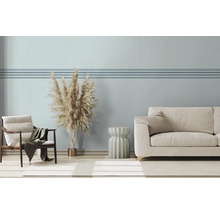 Salon lumineux avec fauteuil, canapé et herbe ornementale