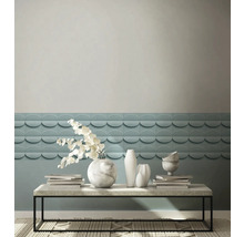 Dekoratives Wohnzimmer mit Wandpaneelen, Vasen und Tisch