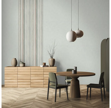 Salle à manger lumineuse avec parquet, table à manger, chaises, buffet et suspensions