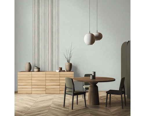 Helles Esszimmer mit Holzboden, Esstisch, Stühlen, Sideboard und Pendelleuchten