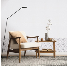 Salon avec fauteuil, lampadaire et table d''appoint