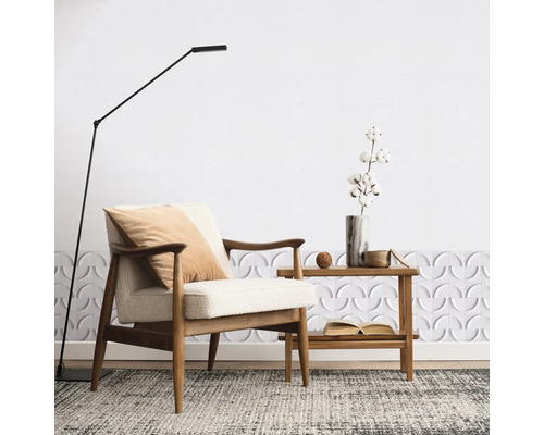 Wohnzimmer mit Sessel, Stehlampe und Beistelltisch