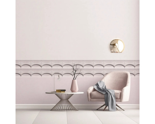 Helles Zimmer mit Dekoration, Sessel, Tisch und Wandpaneelen